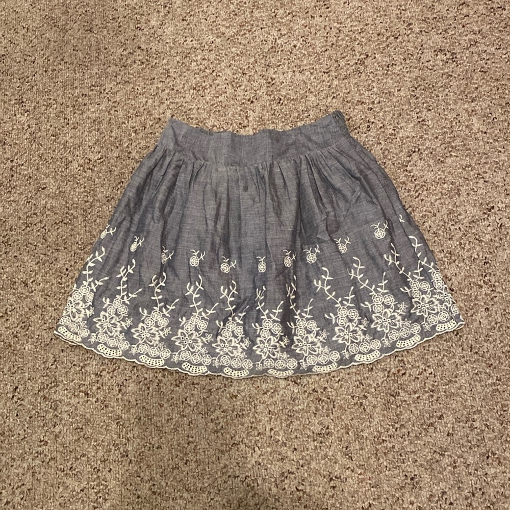 Light grey and white embroidered mini skirt. Forever 21 size Medium.